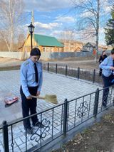 Продолжая акцию #ХранителиИстории, учащиеся 7а класса с.Койгородок привели в порядок территорию возле памятного бюста Героя Советского Союза А. Д. Данилова.(фото с сайта школы с.Койгородок)1